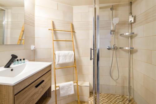 une salle de bain avec un lavabo et une douche dans l'établissement Amazing Artois Champs Elysées, à Paris