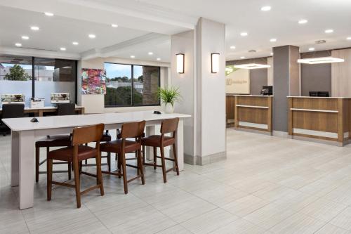 an office lobby with a bar and chairs at Holiday Inn Chicago/Oak Brook by IHG in Oakbrook Terrace