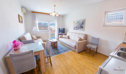 - un salon avec un canapé et une table dans l'établissement Apartment Ado, à Mostar