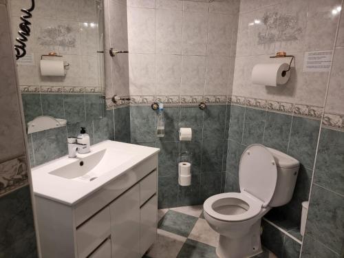 y baño con aseo y lavamanos. en Casa de Huéspedes Cuenca, en Madrid