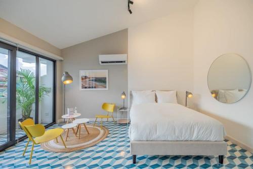 een slaapkamer met een bed en een tafel en stoelen bij Stylish Loft in Santa Ana in Panama-Stad