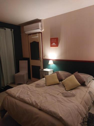 sypialnia z dużym łóżkiem z 2 poduszkami w obiekcie Jodelle w mieście La Riche