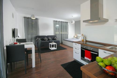 cocina y sala de estar con sofá y mesa en Charm Apartments And Rooms, en Trogir