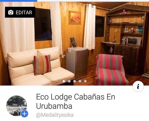 Eco Lodge Cabañas con Piscina في أوروبامبا: غرفة معيشة مع أريكة بيضاء وكرسي