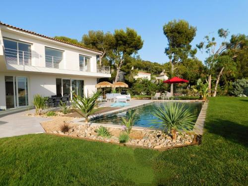 a house with a swimming pool in a yard at Villa d'exception piscine privée et vue mer in Saint-Cyr-sur-Mer