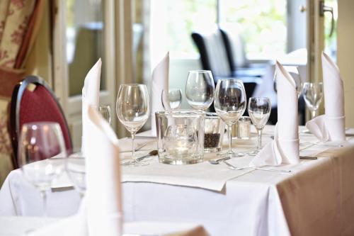 a table with wine glasses and napkins on it at Hotel Graf von Mansfeld in Lutherstadt Eisleben
