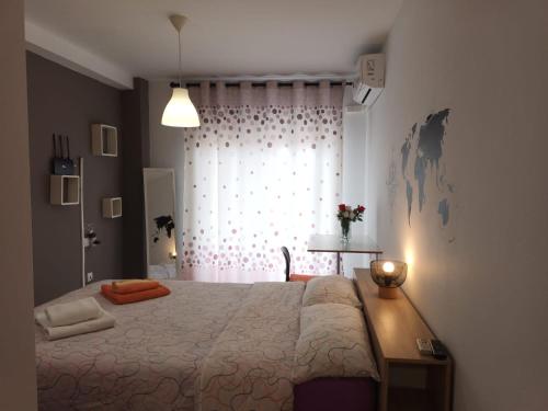 Piso Vinaros في فيناروس: غرفة نوم بسرير كبير ونافذة