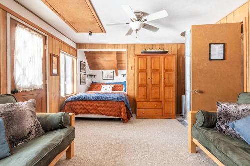 a bedroom with a bed and a couch at Quaint Cabin in Serene Lakes - Close to Skiing! in Soda Springs