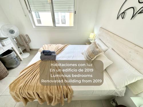 Dormitorio con cama con dosel en Chocolate Cookie- Piscina, terraza soleada, cocina completa y WIFI, en Corralejo