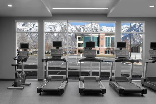 - une salle de sport avec vue sur les montagnes enneigées dans l'établissement Courtyard by Marriott Orem University Place, à Orem