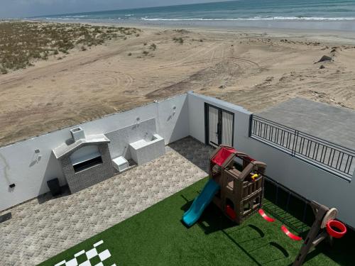 Gambar di galeri bagi Sea View Chalet Al Ashkharah di Al Sharqiyah