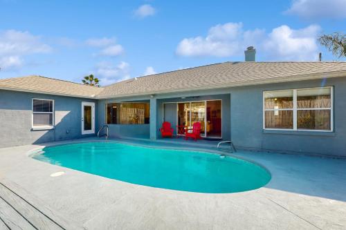 Bazén v ubytování Cheerful home with private pool close to the beach & downtown nebo v jeho okolí