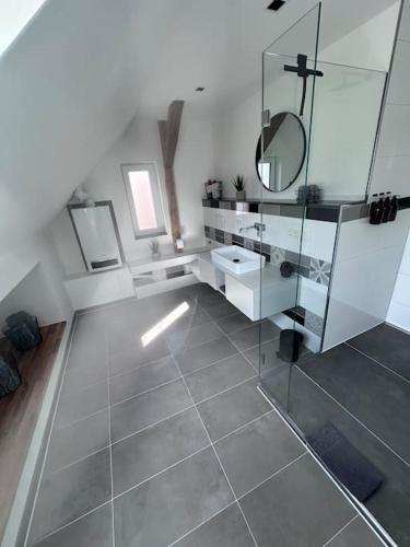 a bathroom with a sink and a mirror at Ferienwohnung in Obernkirchen in Obernkirchen