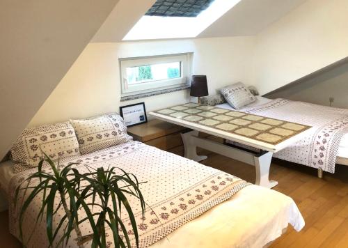 2 Betten in einem Zimmer mit Fenster in der Unterkunft Pod-Inn 坡顶公寓-文化谷仓 in Kuppenheim