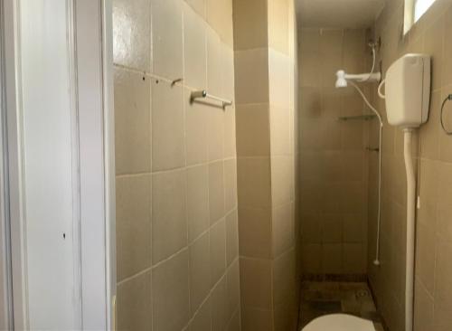 uma casa de banho com um WC e um chuveiro em Suítes Mar Azul em Aracaju