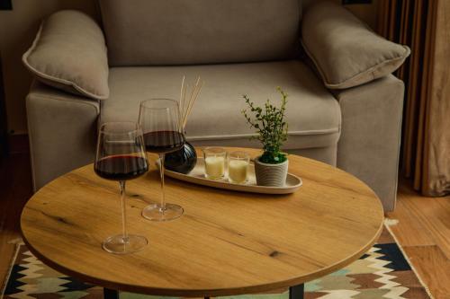 a table with two glasses of wine and a tray of candles at Villa Teverde in Shkodër