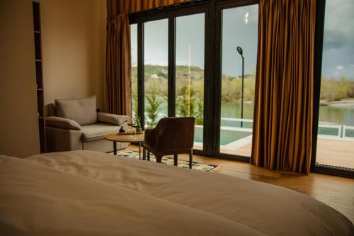 une chambre d'hôtel avec un lit, une table et une fenêtre dans l'établissement Villa Teverde, à Shkodër