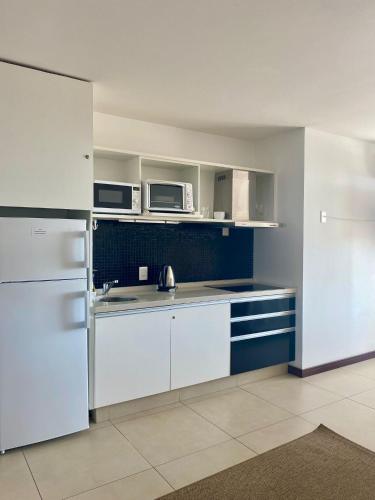 Dapur atau dapur kecil di Mono Balcón Vista al Río Nª 411, Colonia del Sacramento
