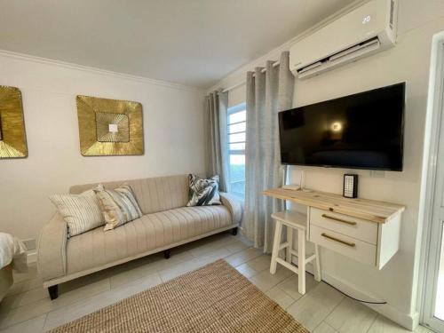 Μια τηλεόραση ή/και κέντρο ψυχαγωγίας στο Knysna Studio Luxury Escape at HeadsView!