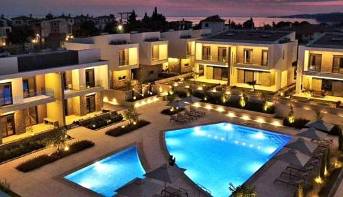 The swimming pool at or close to Luxury Apartment Nikiti Olea Valley