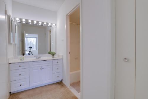 ein weißes Badezimmer mit einem Waschbecken und einem Spiegel in der Unterkunft Spacious 2 Bedrooms Apt @Crystal City With Gym in Arlington