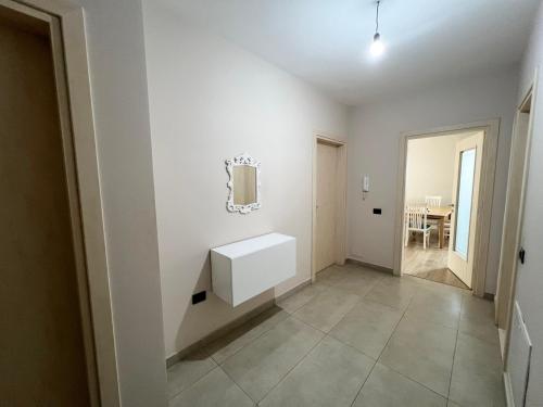 ein weißes Bad mit einem Waschbecken an der Wand in der Unterkunft B2 Apartment in Tirana