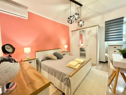 Schlafzimmer mit einem Bett, einem Schreibtisch und einem Waschbecken in der Unterkunft Marconi Guest House Self check-in a 5km dal mare in Sorso