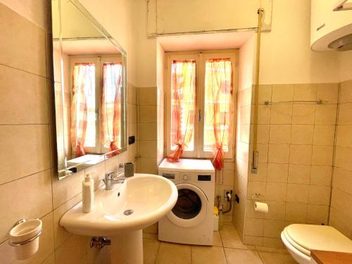 ein Badezimmer mit einer Waschmaschine und einem Waschbecken in der Unterkunft Marconi Guest House Self check-in a 5km dal mare in Sorso