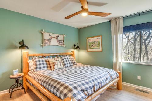 Llit o llits en una habitació de Classy Clayton Home with Views Less Than 1 Mi to Downtown!