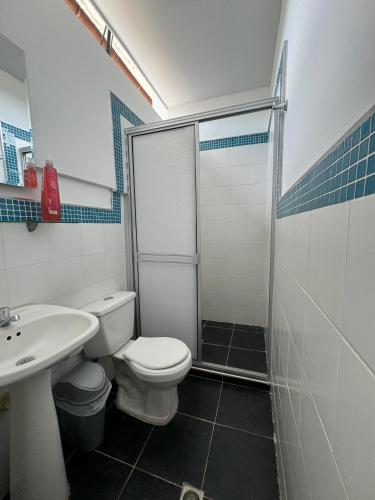 a bathroom with a toilet and a sink and a shower at Hospedaje Casa Cultural Saberes in Neiva