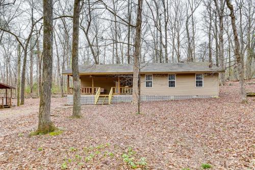 a small house in the middle of the woods at Heber Springs Cabin with Deck 3 Mi to Sugarloaf Mtn in Heber Springs