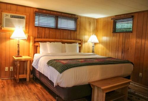 a bedroom with a large bed and two lamps at Shady Brook #544 in Sevierville