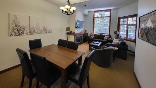 sala de estar con mesa de madera y sillas en Settlers Crossing #41 by Bear Country, en Sun Peaks