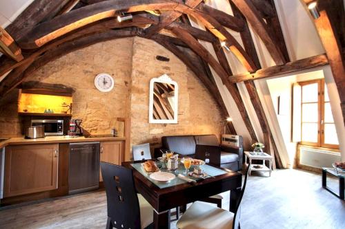 a kitchen and dining room with a table in a room at Appartement d'une chambre avec wifi a Sarlat la Caneda in Méracq