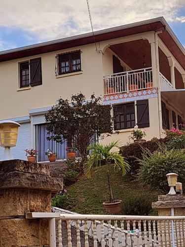 una casa con una valla blanca delante en Le Bougainvillier, en Le Vauclin