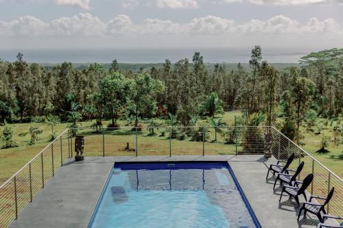een zwembad op het balkon van een huis bij Māla o Kilauea Nature Retreat in Pahoa