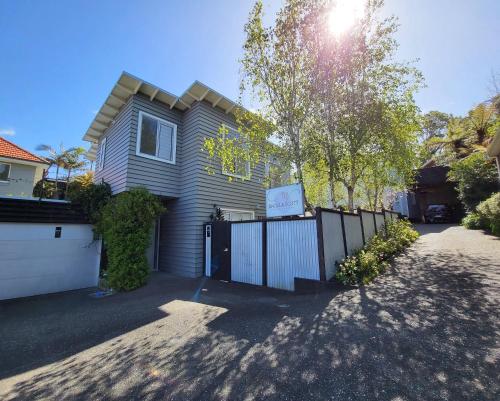 uma casa com uma cerca em frente em Artist Photographers Home Studio em Auckland
