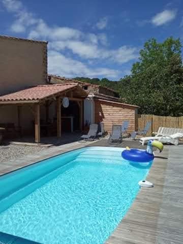 - une piscine avec toboggan dans la cour dans l'établissement Amé-lys, à Véraza