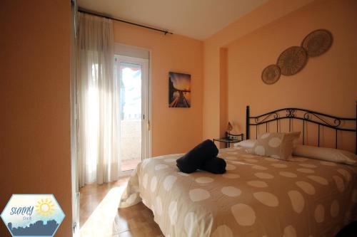 - une chambre avec un lit et une fenêtre dans l'établissement Sunny Álamos Beach, à Torremolinos