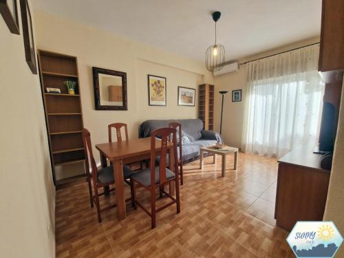- un salon avec une table et un canapé dans l'établissement Sunny Álamos Beach, à Torremolinos