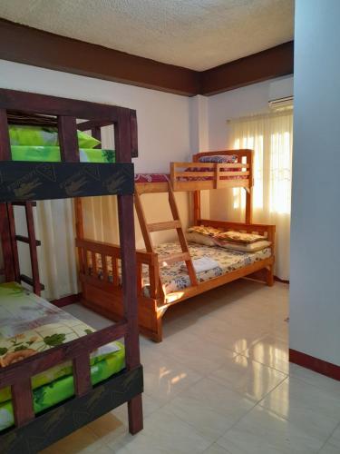 1 dormitorio con 3 literas en una habitación en Sales-Marzan Pension House Rental, 