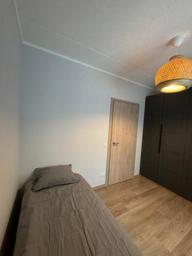 Katil atau katil-katil dalam bilik di Modern 4-Room compact flat with parking in Riga
