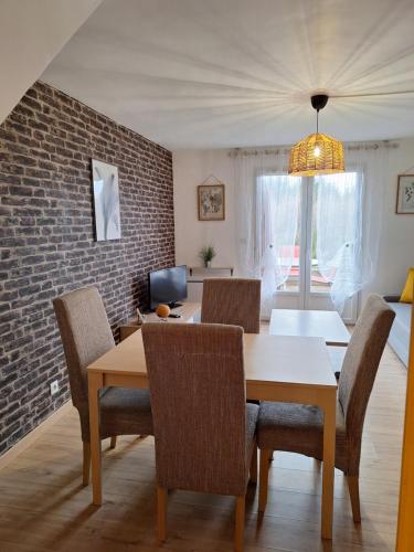 une salle à manger avec une table et des chaises dans l'établissement Cottage avec terrasse privative à 15 km d'Orléans, à Ardon
