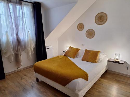 En eller flere senger på et rom på Cottage avec terrasse privative à 15 km d'Orléans
