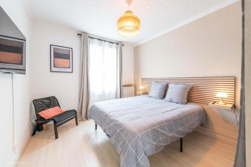 1 dormitorio con 1 cama, 1 silla y 1 ventana en Nid douillet entre Paris et Disney, en Vaires-sur-Marne