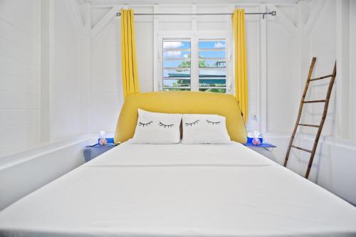 - une chambre avec un lit et 2 oreillers dans l'établissement Le Havre Vert avec Piscine et Kiosque, à Saint-Joseph