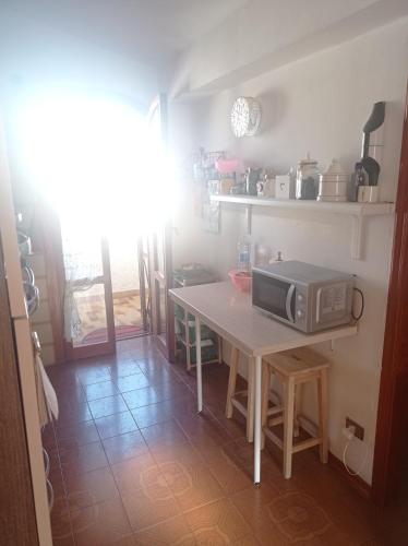 Kuchyň nebo kuchyňský kout v ubytování Mansarda con terrazzo vista mare