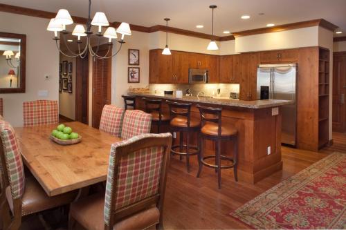 cocina abierta y comedor con mesa y sillas en Countryside at Snowmass - CoralTree Residence Collection, en Snowmass Village