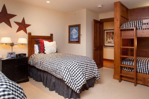 スノーマス・ビレッジにあるCountryside at Snowmass - CoralTree Residence Collectionのベッドルーム1室(ベッド2台、二段ベッド1組付)