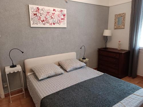 アルルにあるAppartement de 2 chambres avec vue sur la ville et wifi a Arlesのベッドルーム1室(枕2つ付)